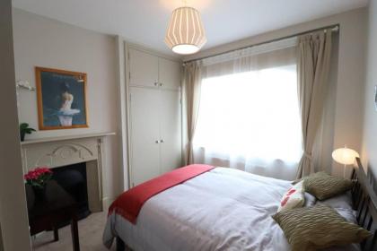 Stylish light-filled 1 Bedroom Flat In Hammersmith - image 5