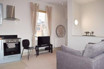 Stylish light-filled 1 Bedroom Flat In Hammersmith - image 8