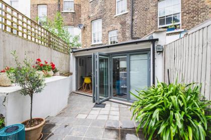 Pass the Keys - Modern & Stylish Garden Home in Islington - image 17