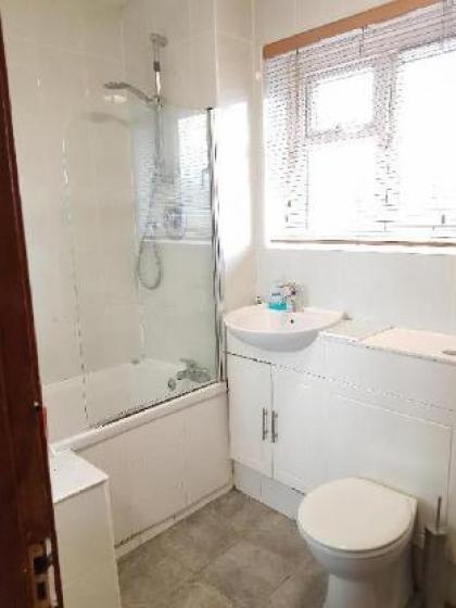 Double Room In 4 Bedroom Apartment In Orpington - image 2