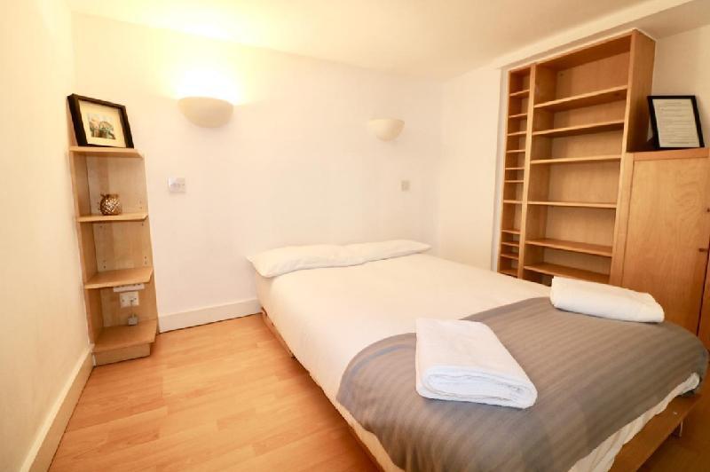 Flat 16 · Charming Split Level Studio Hyde Park P - image 2