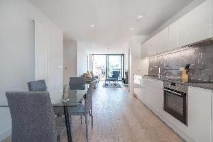 Amazing Apartment near City Airport/Excel  - image 10