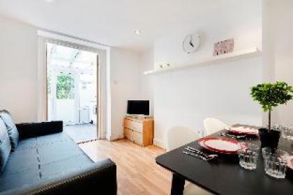 London New Apartment With Private Garden - image 13