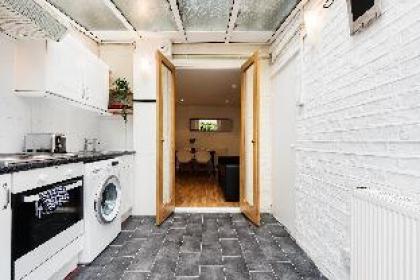 London New Apartment With Private Garden - image 17