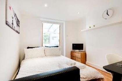 London New Apartment With Private Garden - image 5