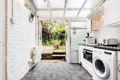 London New Apartment With Private Garden - image 8