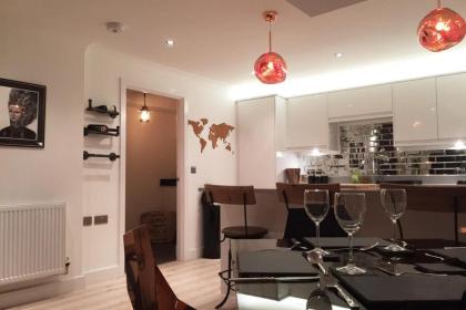 Spacious 1 Bedroom Split Level Old Pub Conversion Tower Bridge - image 14