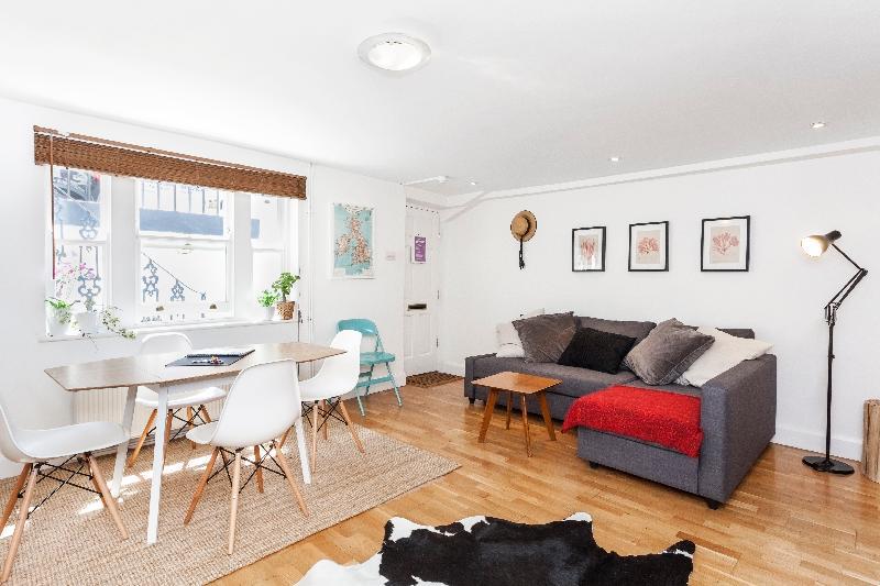 Designer Central London Home w/ WIFI - main image