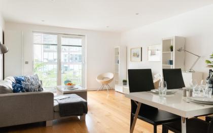 Fabulous 3 Bed 2 Bath near Victoria Station - image 9