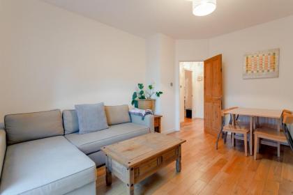 Beautiful 1 Bedroom Apartment in Notting Hill - image 1