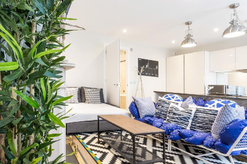 The Oxford Street Retreat - Modern 3BDR in 2 Apartments - main image