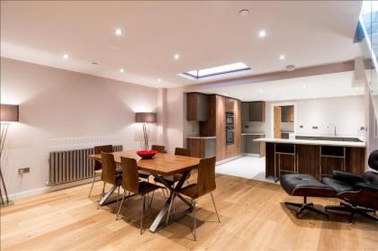 The Escalier Mews - Stunning 3BDR Mews Home Flooded with Natural Light - image 2