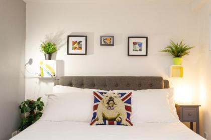 (m01) Trendy 2 Bed Apartment By Portobello Market - image 2