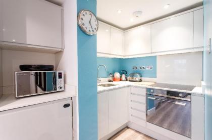 (m02) Beautiful 2Bed patio apartment in Kensington - image 4