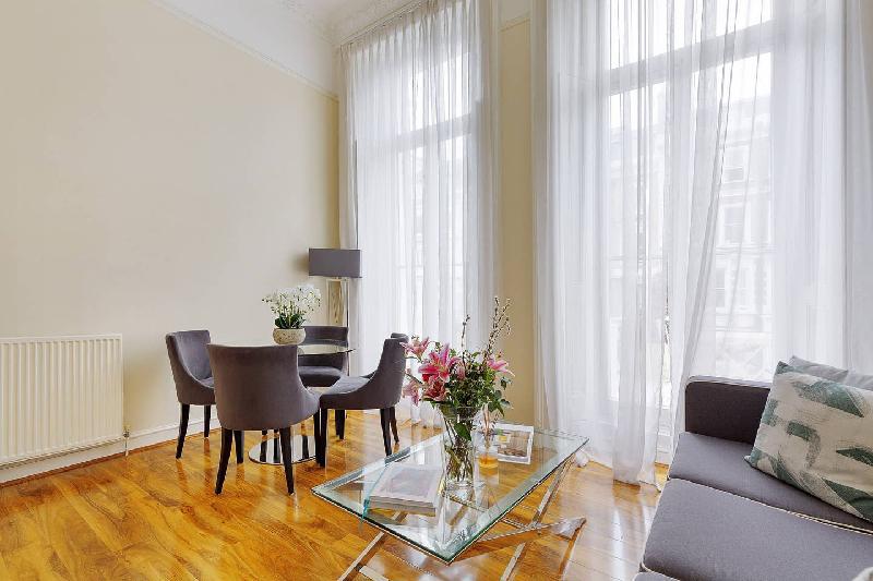 Bright 2 Bedroom Apt  Garden in South Kensington. - image 2