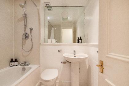 Comfortable 2 BDR Apartment in South Kensington - image 4