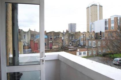 Modern 1 Bedroom in Shadwell with Balcony - image 10