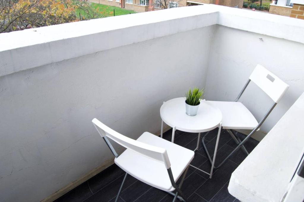 Modern 1 Bedroom in Shadwell with Balcony - image 3