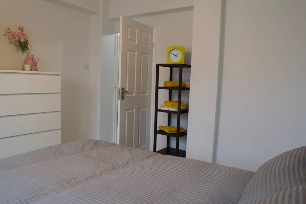 Modern 1 Bedroom in Shadwell with Balcony - image 4