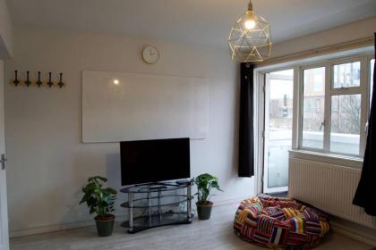 Modern 1 Bedroom in Shadwell with Balcony - image 5