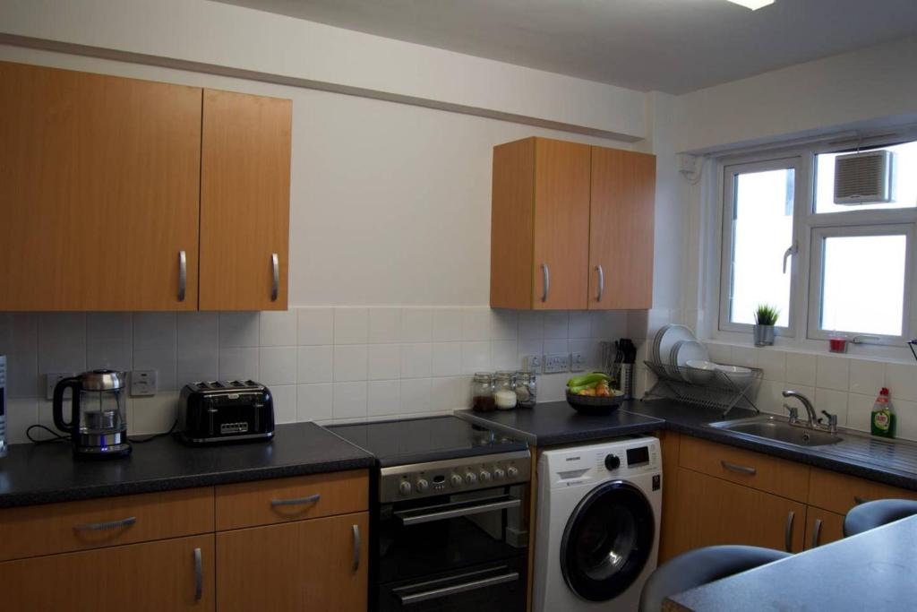 Modern 1 Bedroom in Shadwell with Balcony - image 6