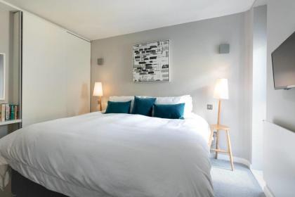 Zen like Apt with private terrace near Oxford St 5 min walk - image 17