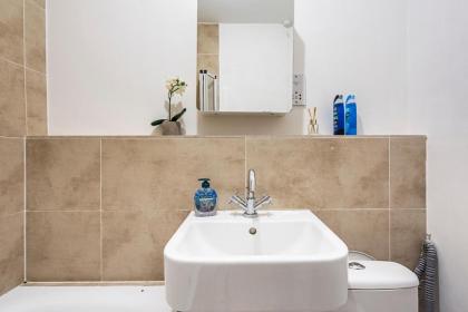 Studio Flat near Victoria Station - image 12