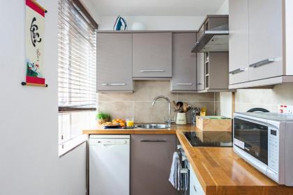 Studio Flat near Victoria Station - image 16