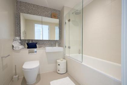 Stunning contemporary apartment 10min Kings Cross - image 2