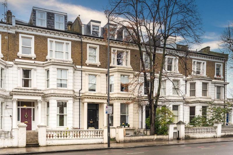 Stunning Apartment in Kensington - image 3