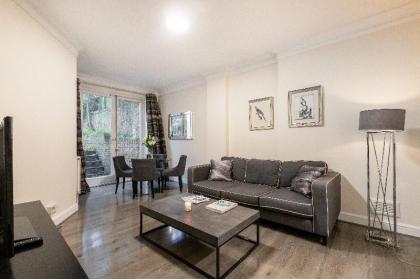 2 BDR Ground Floor Apt  Patio in Earls Court - image 3