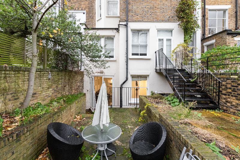 2 BDR Ground Floor Apt  Patio in Earls Court - image 5