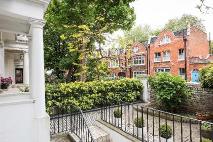 Distinctive Kensington 1-bed flat - image 10