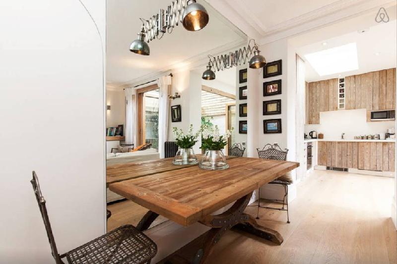 Retreat to a Stylish Flat in Chelsea - image 6