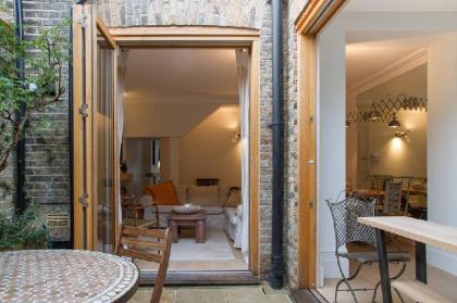 Retreat to a Stylish Flat in Chelsea - image 8