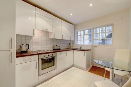 Two Bed Flat in Fashionable Chelsea - image 10