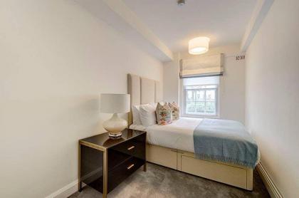 Two Bed Flat in Fashionable Chelsea - image 17