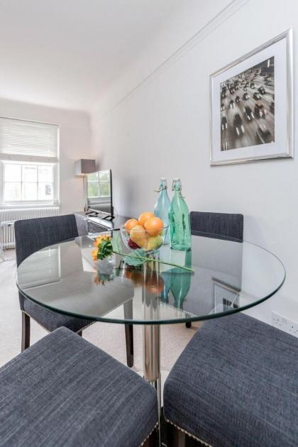 Bright Two Bedroom Apartment in Chelsea (43) - image 12