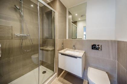 Designer 2 Bed Apartment in Riverside development - image 15