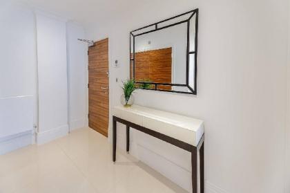 Designer 2 Bed Apartment in Riverside development - image 6