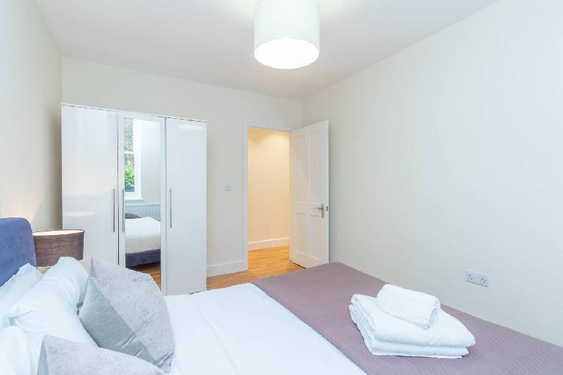 Two Bedroom Apartment in Hammersmith (201A) - image 6