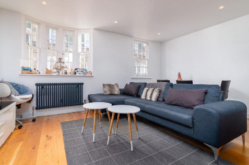 Mews House - Spacious 2BR in West Kensington - main image