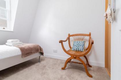 Mews House - Spacious 2BR in West Kensington - image 10