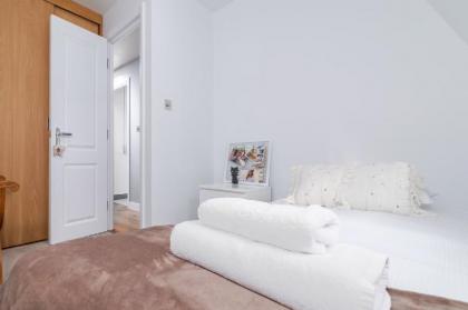 Mews House - Spacious 2BR in West Kensington - image 11