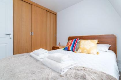 Mews House - Spacious 2BR in West Kensington - image 15