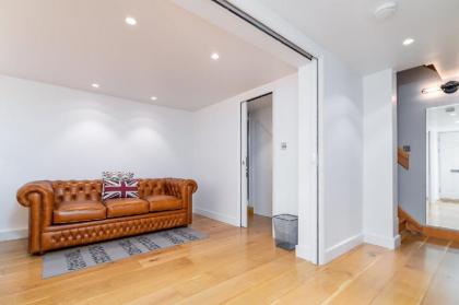 Mews House - Spacious 2BR in West Kensington - image 6