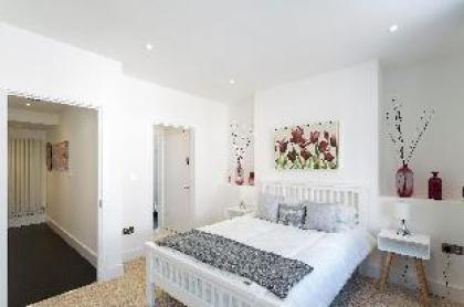 Luxury 4 bed house Knightsbridge London - image 13