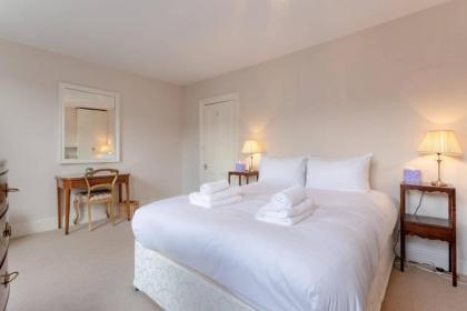 Charming 2 Bedroom Home in West London - image 10