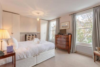 Charming 2 Bedroom Home in West London - image 11