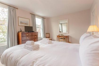 Charming 2 Bedroom Home in West London - image 13